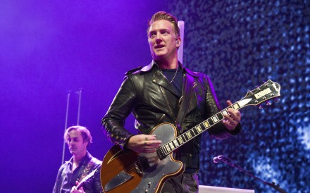 Josh Homme of Queens of the Stone Age performs at the 2017 KROQ Almost Acoustic Christmas at The Forum in LA on Saturday. During the show, he kicked photographer Chelsea Lauren in the face. Photo: AP