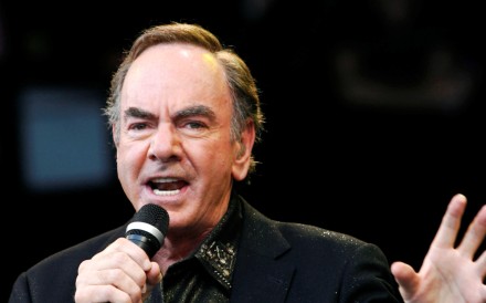 US singer Neil Diamond performs at the Glastonbury Festival in 2008 in Somerset in southwest England. Photo: Reuters