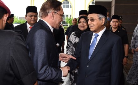 Malaysia's Prime Minister Mahathir Mohamad (right) shakes hands with former opposition leader and current federal opposition leader Anwar Ibrahim following Anwar's release from custody at National Palace in Kuala Lumpur on May 16, 2018. Photo: AFP