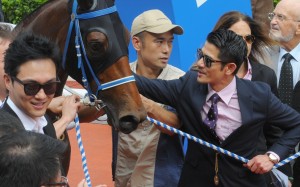 Aaron Kowk, with his horse My Favorite, brings out the entertainment media. Photo: Kenneth Chan