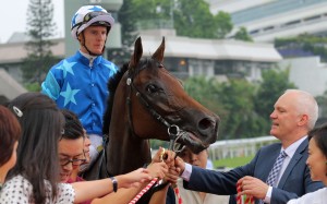 Jockey Zac Purton, Jing Jing Win and trainer David Hall debrief after Sunday’s win. Photos: Kenneth Chan