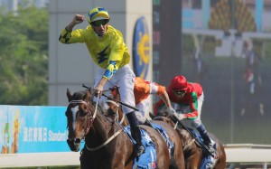 Hugh Bowman celebrates as Werther wins the Group One Standard Chartered Champions & Chater Cup. Photos: Kenneth Chan