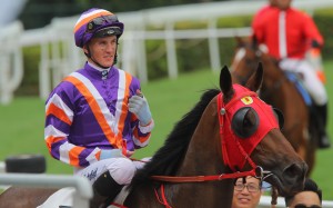 Chad Schofield returns to scale after winning aboard Crown Avenue, completing a race-to-race double. Photos: Kenneth Chan