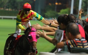 Karis Teetan celebrates with the fans after Convincible’s win at Happy Valley on September 6. Photos: Kenneth Chan