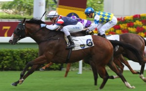 Sam Clipperton drives home Bossiee to win at Sha Tin on Sunday. Photos: Kenneth Chan