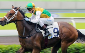 Sam Clipperton kicks clear on Sparkling Dragon. Photo: Kenneth Chan