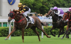 Zac Purton kicks clear on Glorious Forever. Photos: Kenneth Chan