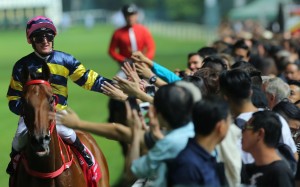 Zac Purton celebrates with the Happy Valley crowd after winning on Insayshable. Photos: Kenneth Chan
