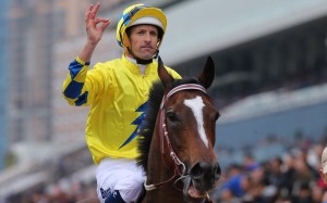 Hugh Bowman salutes to the crowd after winning the Group One Citi Hong Kong Gold Cup on Werther last season. Photos: Kenneth Chan