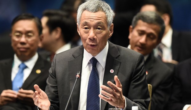 Hasil gambar untuk Singapore leader Lee Hsien Loong warns region may have to choose between China and US
