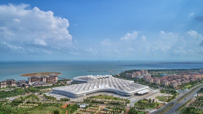 Hainan International Convention and Exhibition Center, which was designed by Atelier Li Xinggang, the chief architect of China’s part of the National Stadium, the “Bird's Nest”, displays its unique, cosmopolitan beauty.