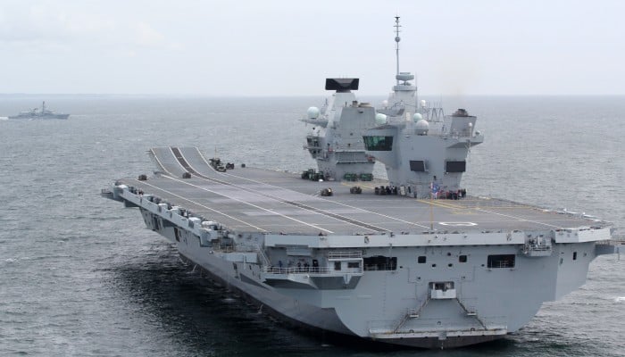 Kapal induk Angkatan Laut Kerajaan Inggris, HMS Queen Elizabeth, melakukan tes sistem vital di lepas pantai Skotlandia, pada Juni 2017. Foto: EPA via Kementerian Pertahanan Inggris