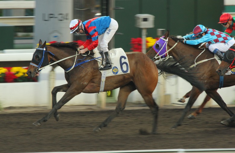 Zac Purton crosses the line aboard Gun Pit an easy winner, the horse's fourth on the trot on the dirt. Photos: Kenneth Chan 