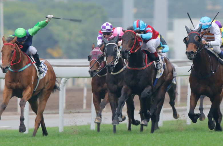 Race 6, Right Call (L), ridden by Joao Moreira, won the class 4 over 1400m at Sha Tin on 27Dec15.