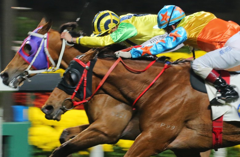 Race 6, Bullish Smart(inside), ridden by Vincent Ho, won the class 3 over 1650m at Happy Valley on 17Feb16.