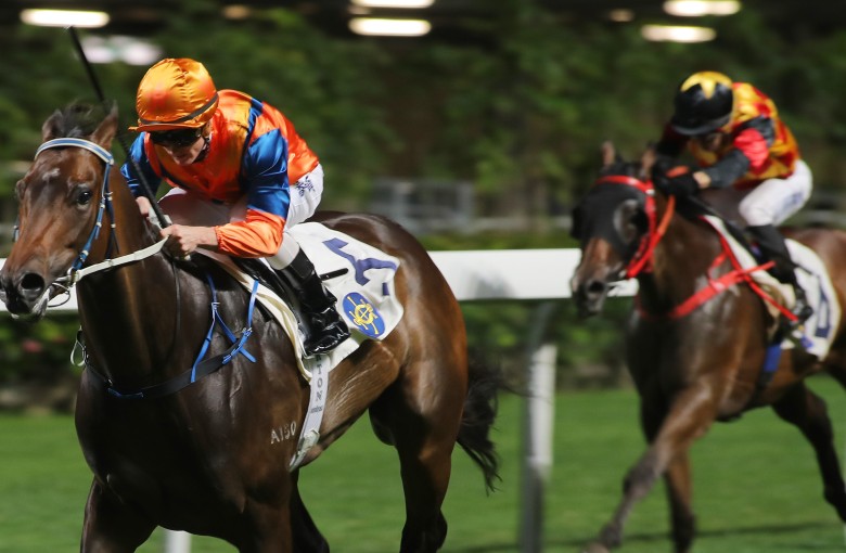 Best Step scoots away from rivals under Zac Purton last season at Happy Valley. Photos: Kenneth Chan.