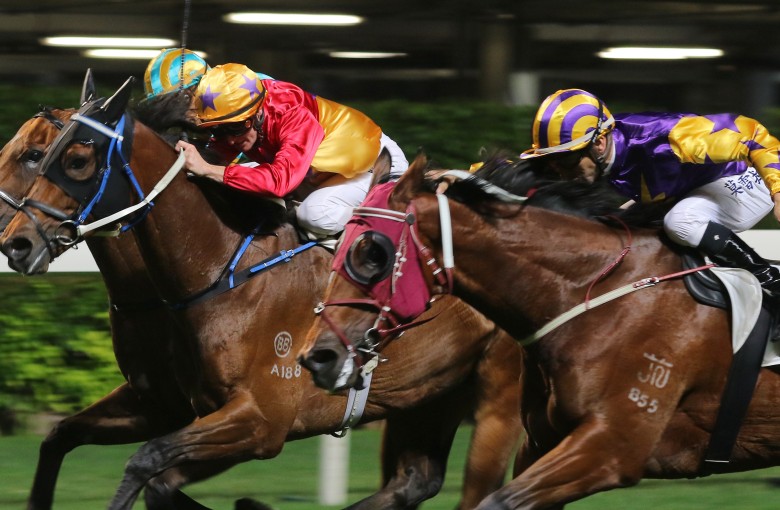 Zac Purton and Cheerfuljet (middle) edge out Joao Moreira and Storm Signal (right). Photos: Kenneth Chan