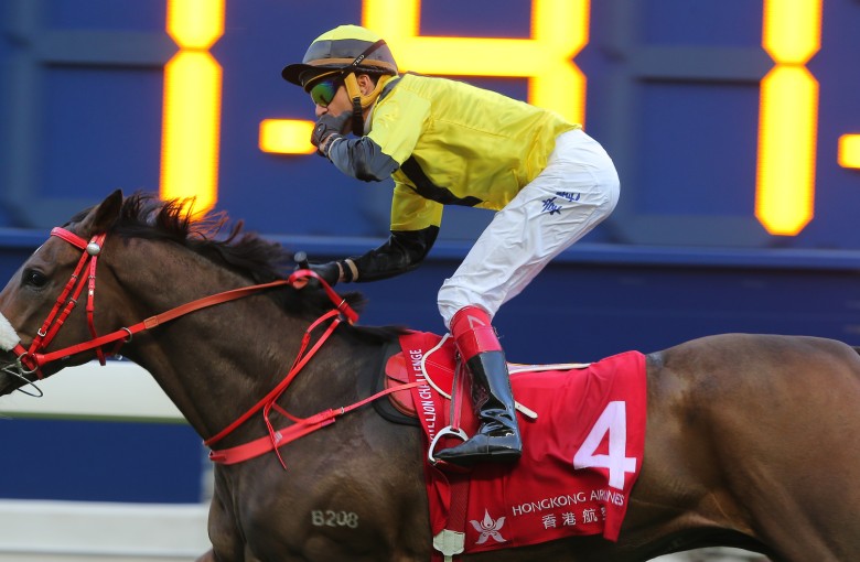 Douglas Whyte salutes on Good Omen. Photos: Kenneth Chan