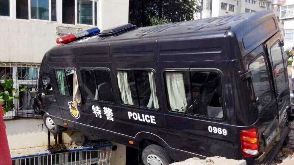 Send in the flying squad! Chinese SWAT car stuck in mid ...