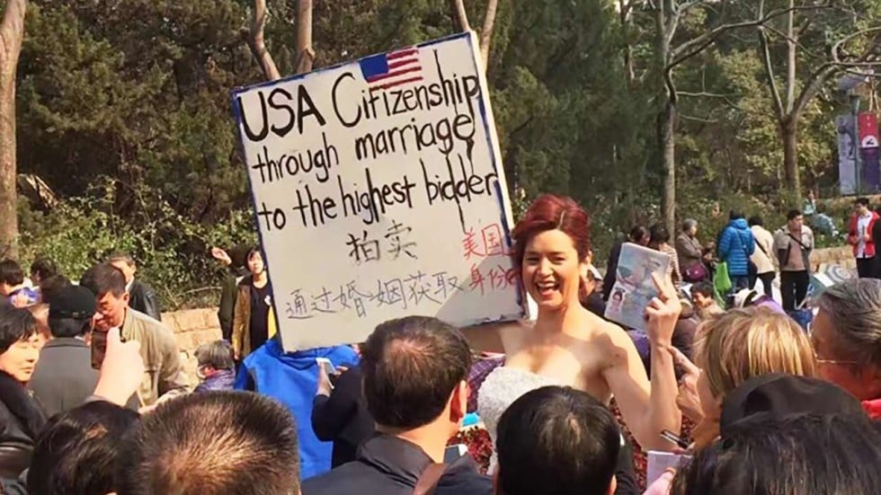 US woman offers her hand and American citizenship path at 