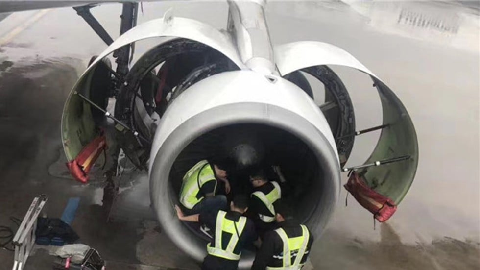 Passageira supersticiosa joga moedas em motor de avião e atrasa voo por várias horas na China Passageira supersticiosa joga moedas em motor de avião e atrasa voo por várias horas na China