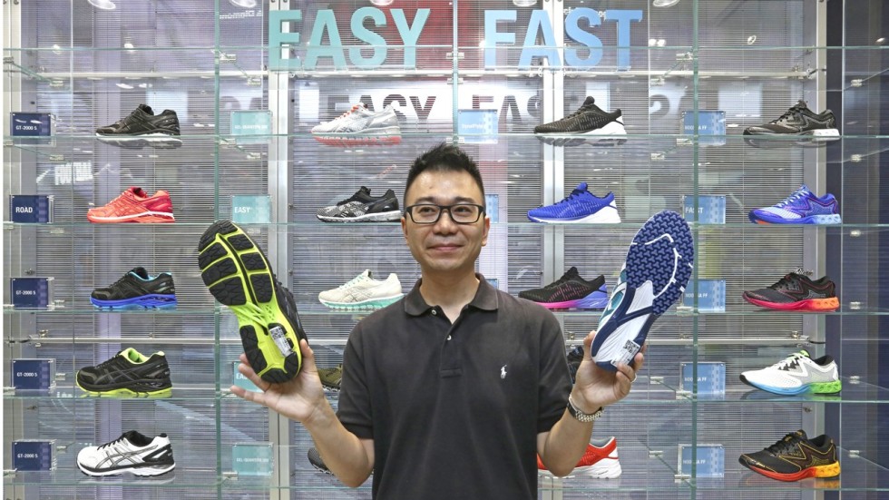 How to buy the perfect pair of running shoes we go shopping in Hong