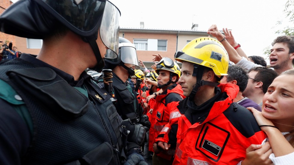 Police vs firefighters officers clash in defining images of Catalonia