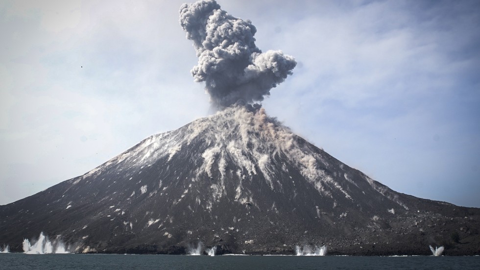  Child of Krakatoa   the lava bomb hurling volcano that 