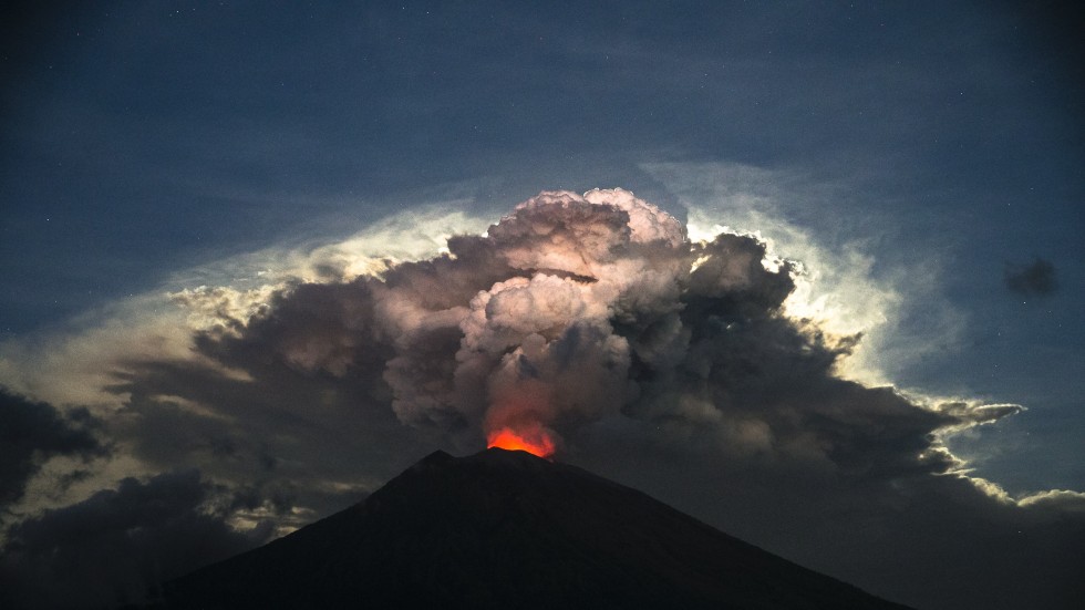 Bali volcano Mount Agung shoots burst of ash, week after Anak Krakatoa eruption triggered deadly 
