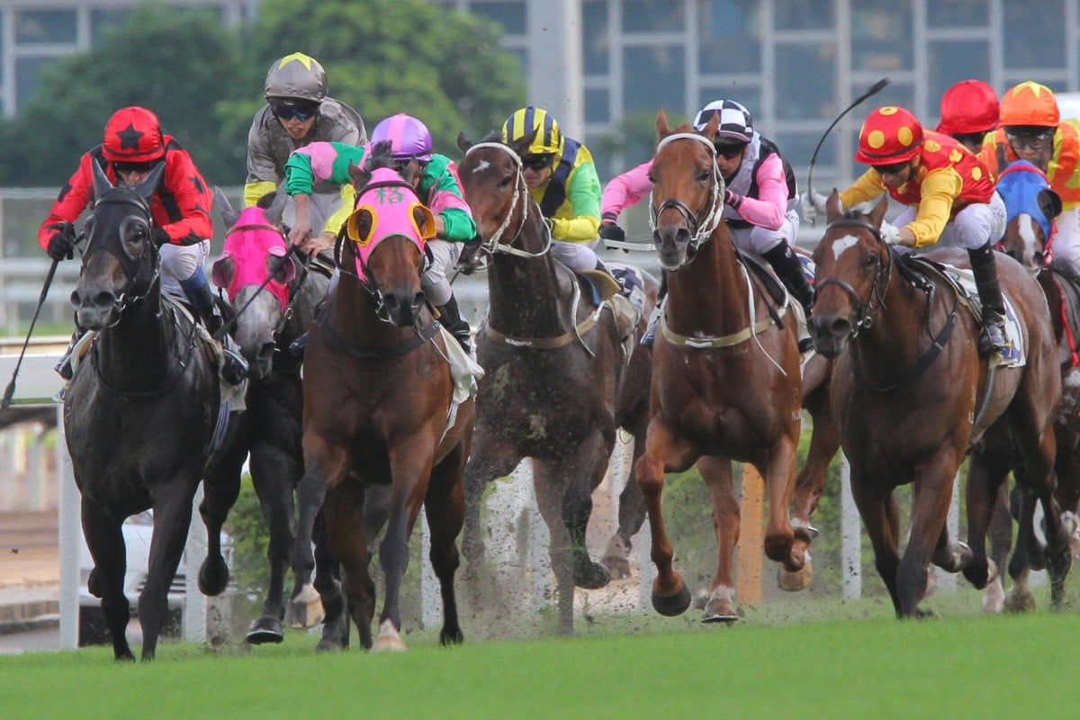 Smart Volatility (Vincent Ho Chak-yiu) gets squeezed between Divine Ten (Douglas Whyte) and Aerovelocity (Zac Purton) in the final stages of the Sha Tin Vase. Purton won and survived an objection from Ho on the fourth placegetter. Photo: Kenneth Chan