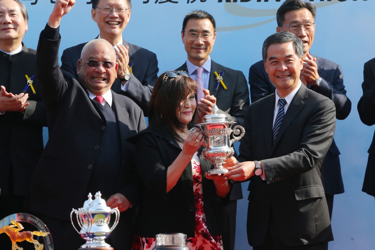 Chief Executive Leung Chun-ying presents the trophy to Betty da Silva, owner of Key Witness.