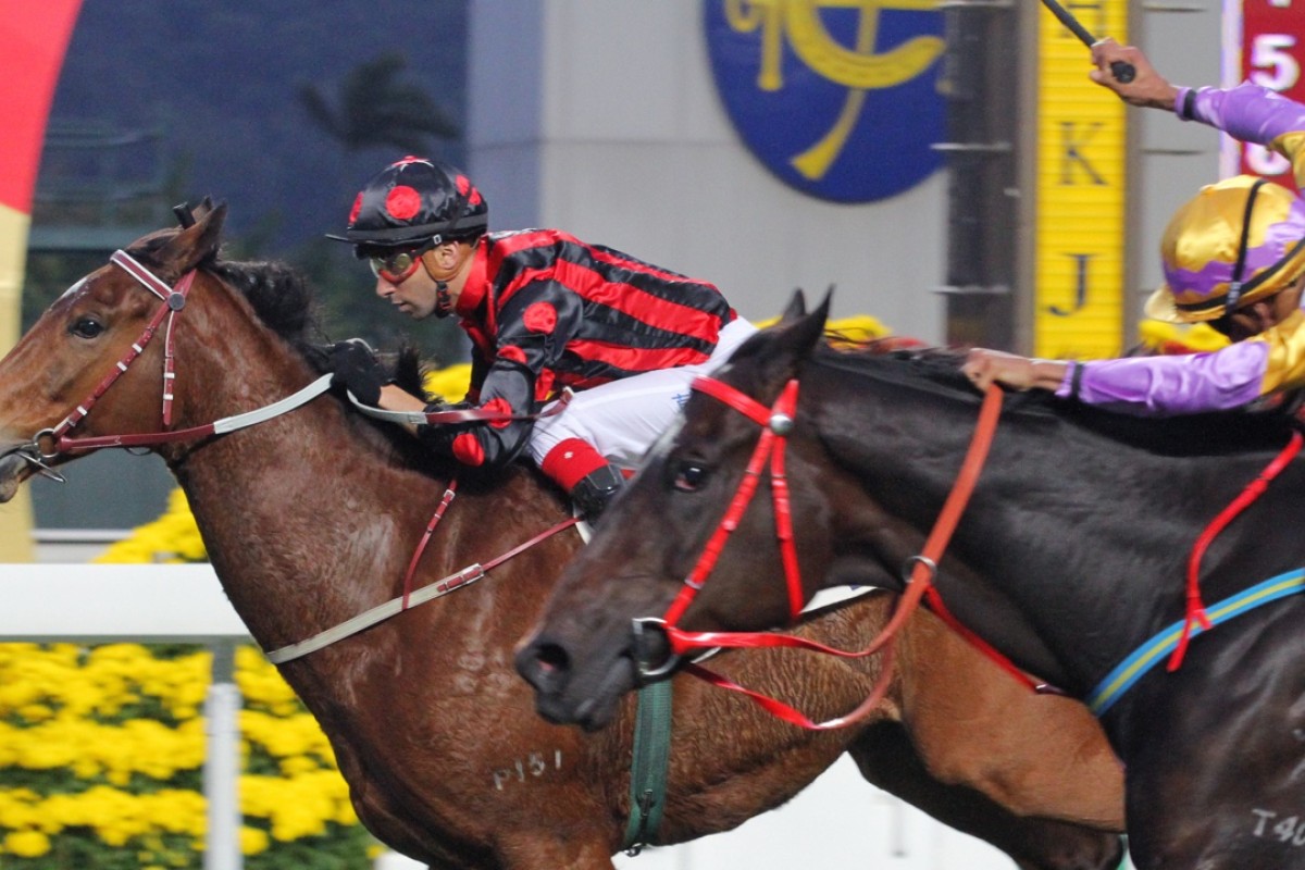 Easy Hedge flies into second behind Ashkiyr at the Chinese New Year Cup meeting. Photo: Kenneth Chan