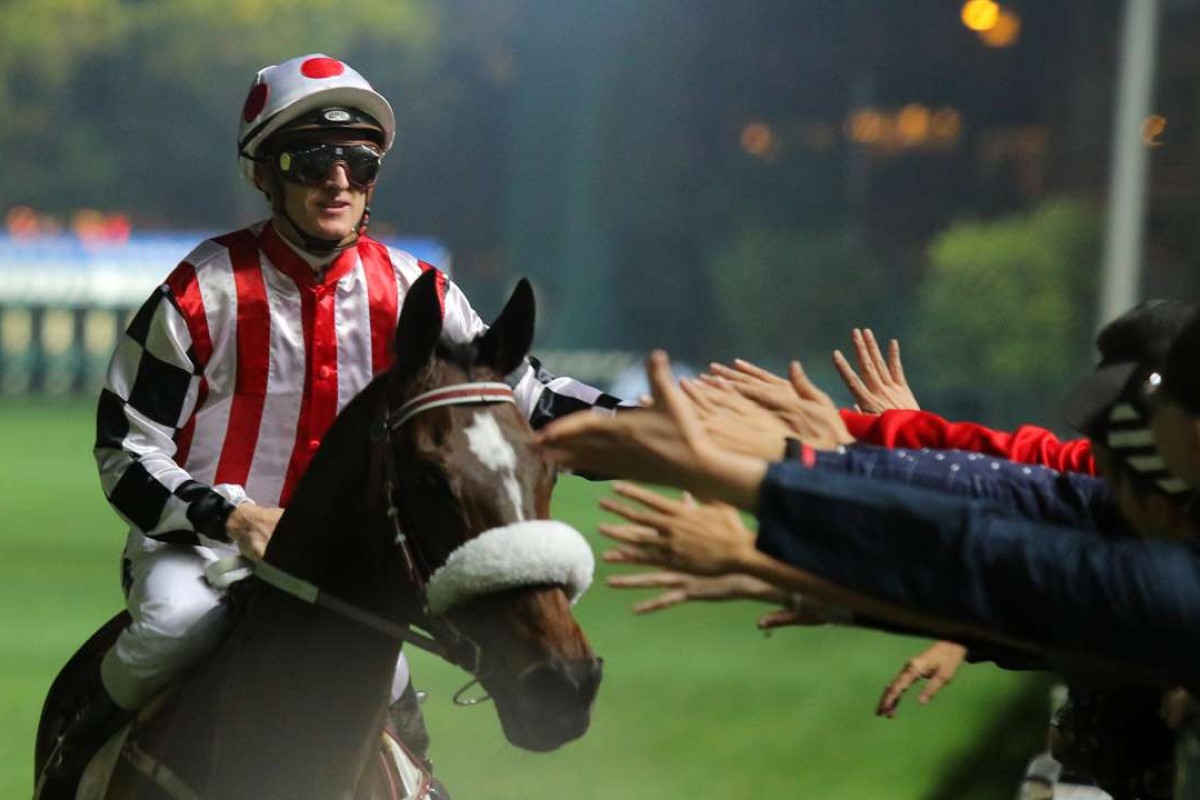 Zac Purton celebrates another win with fans. Photos: Kenneth Chan