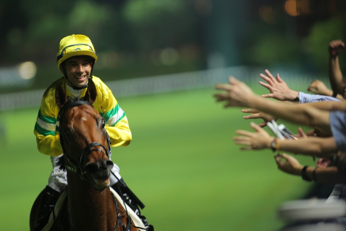 Joao Moreira celebrates Fox Sunter’s win with the fans at Happy Valley. Photos: Kenneth Chan