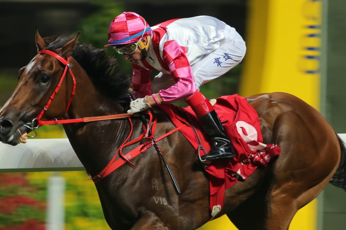 Douglas Whyte guides Super Leader to victory at Happy Valley on Wednesday night. Photos: Kenneth Chan