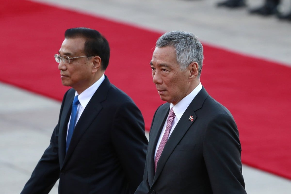 Chinese Premier Li Keqiang and Singapore Prime Minister Lee Hsien Loong at the Great Hall of the People in Beijing. Photo: EPA