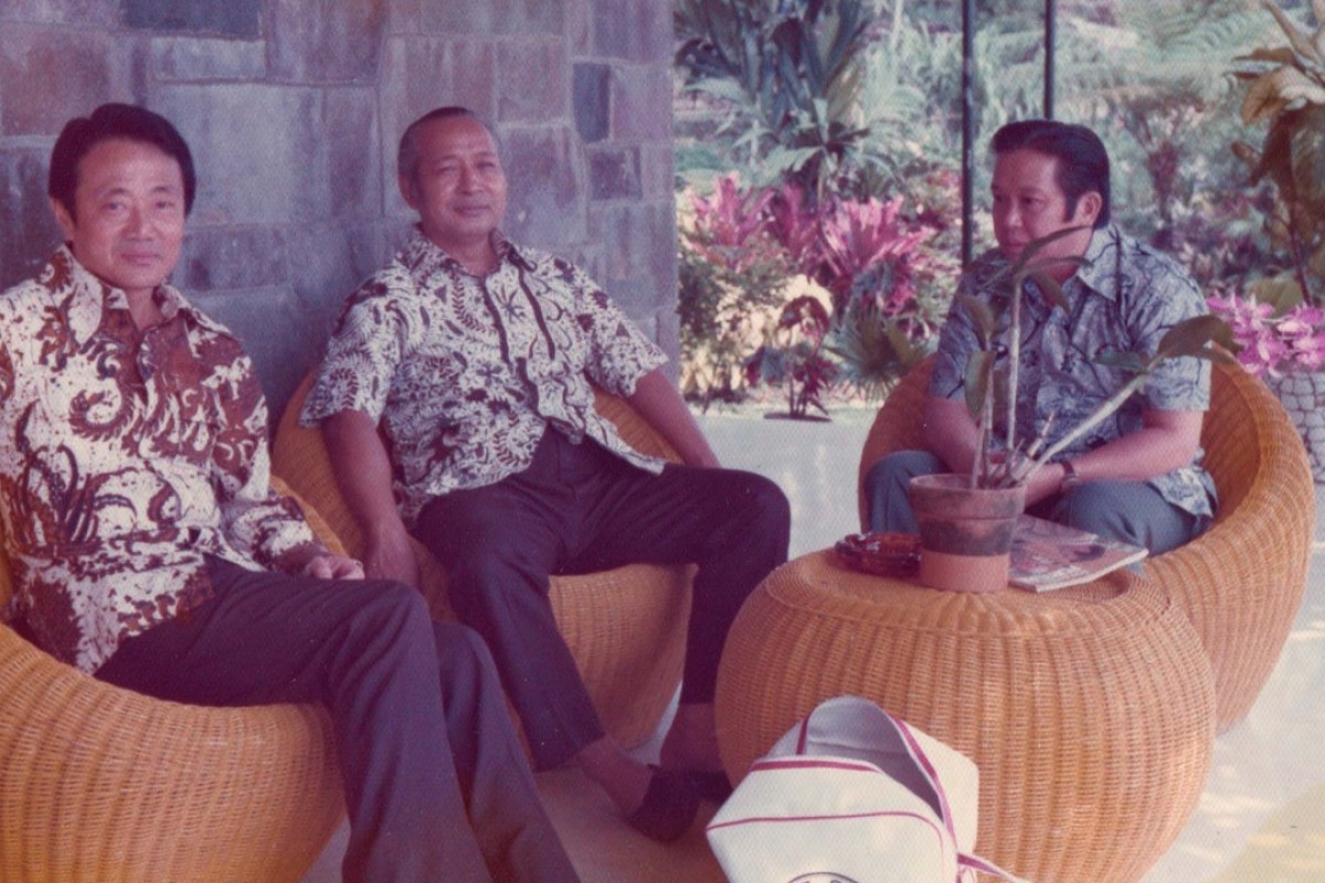 President Suharto of Indonesia (middle) with Yani Haryanto and Robert Kuok in the president’s country home in Chiomas, outside Jakarta, c 1970. Photo: Robert Kuok, A Memoir