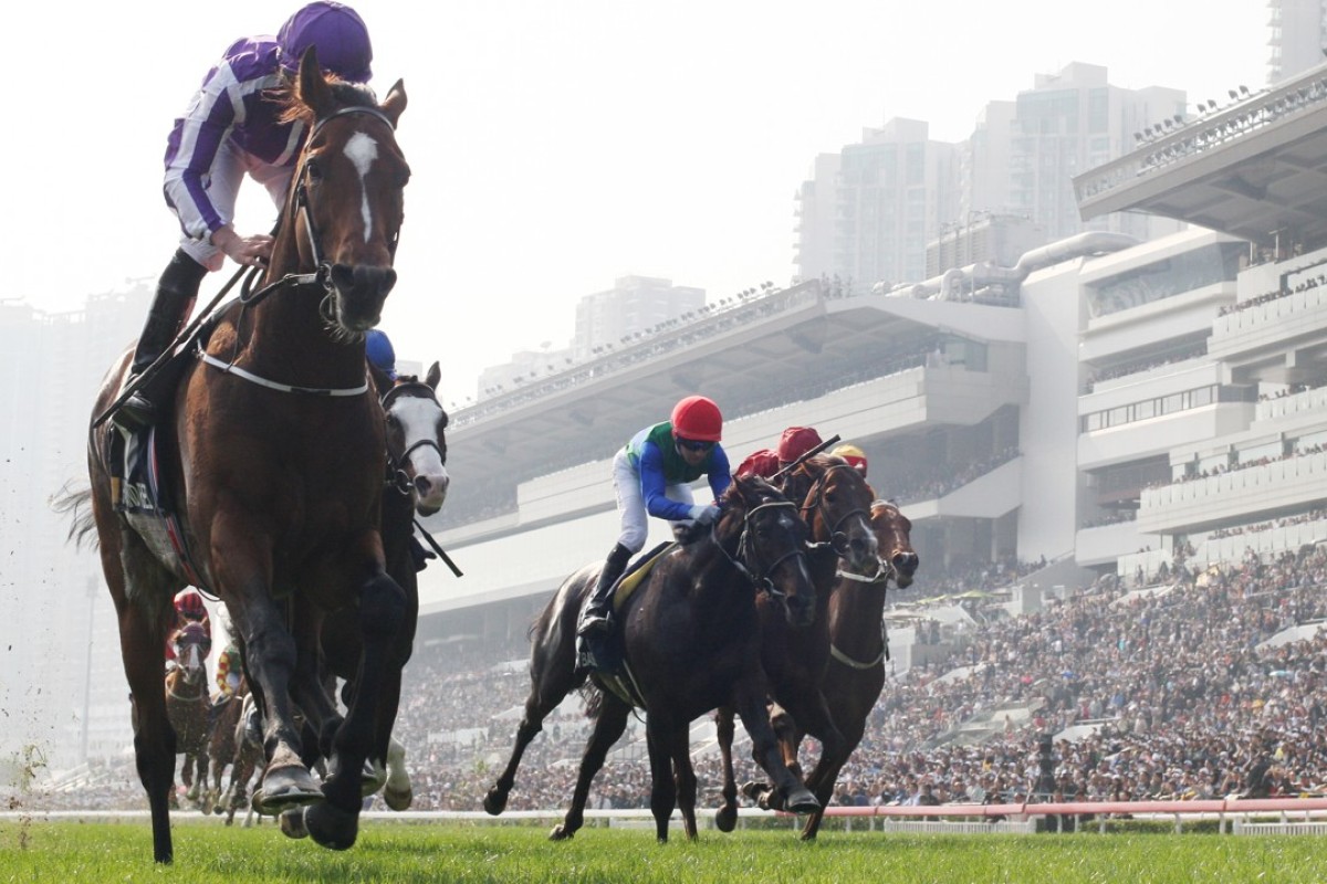 Highland Reel (left) holds off his rivals to capture his second Hong Kong Vase. Photos: Kenneth Chan