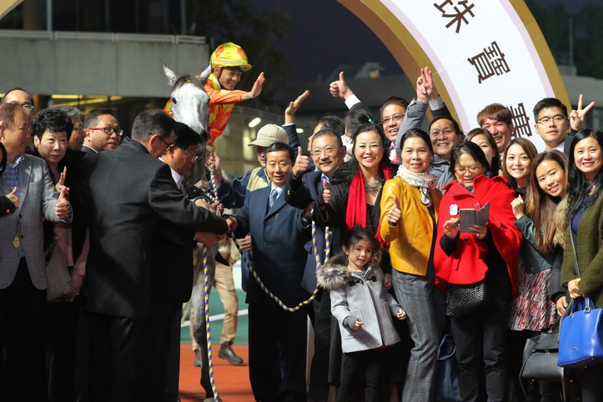 Connections of Pingwu Spark pose for photos after winning on Sunday. Photos: Kenneth Chan