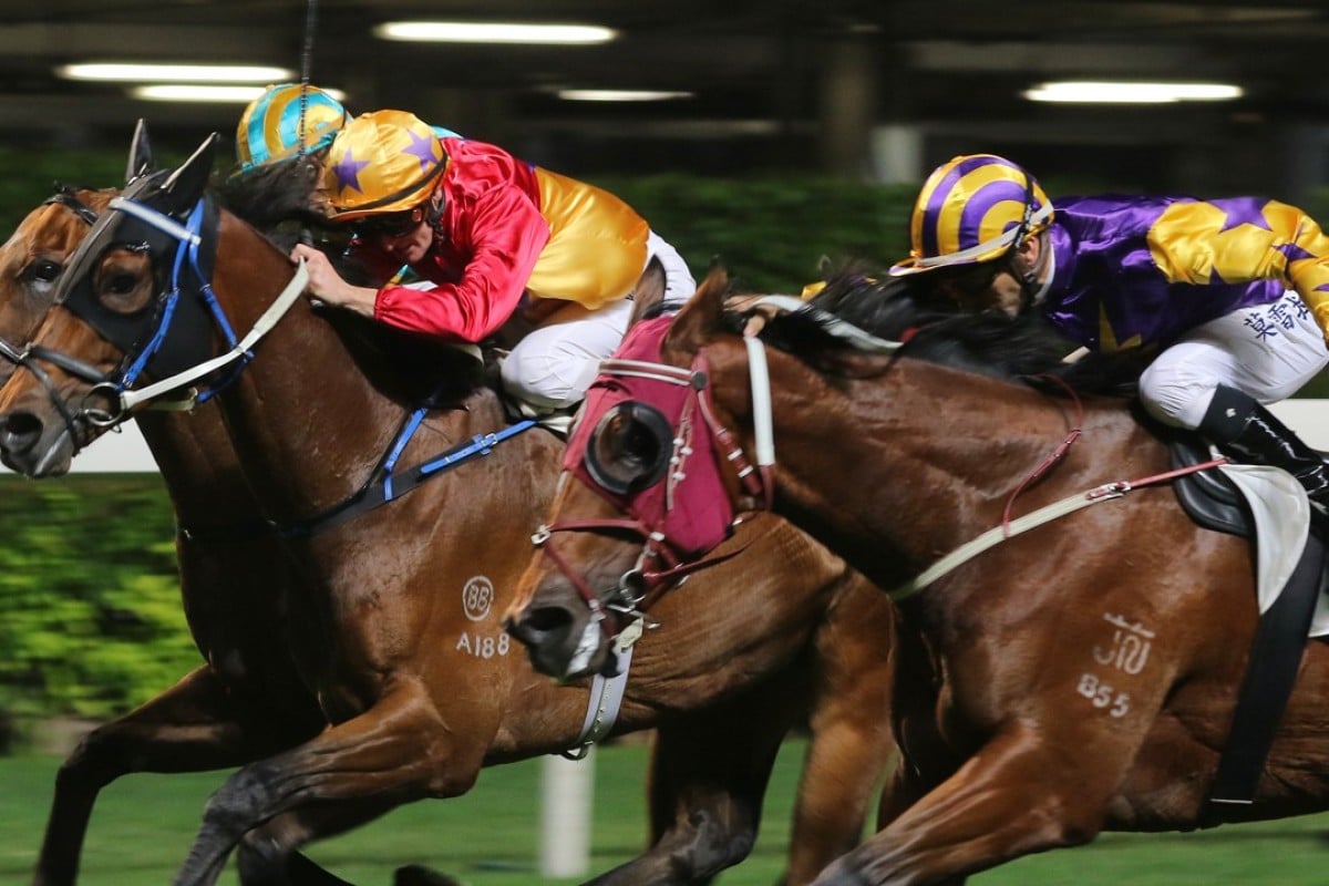 Zac Purton and Cheerfuljet (middle) edge out Joao Moreira and Storm Signal (right). Photos: Kenneth Chan