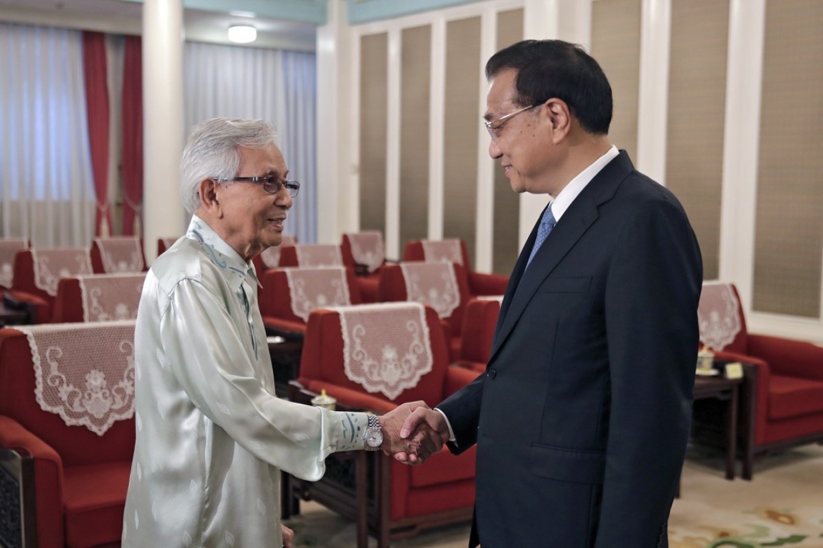 Council of Eminent Persons chairman Daim Zainuddin with Chinese Premier Li Keqiang in Beijing. Photo: EPA