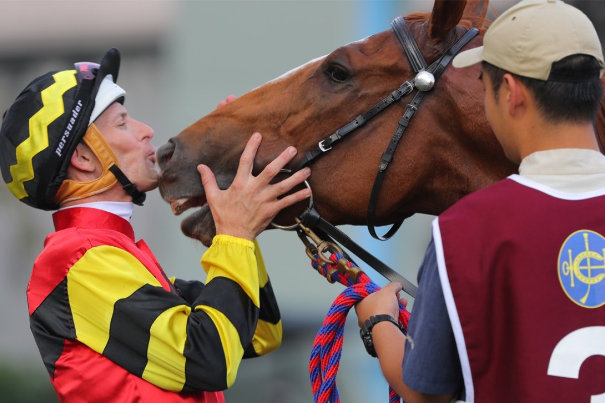 Hugh Bowman gives Lucky Bubbles a kiss after winning the Group One Chairman’s Sprint Prize in May 2017. Photos: Kenneth Chan