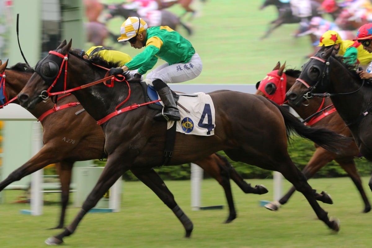 Silvestre de Sousa pushes out Let Us Win to beat home Ever Laugh in a photo finish. Photos: Kenneth Chan