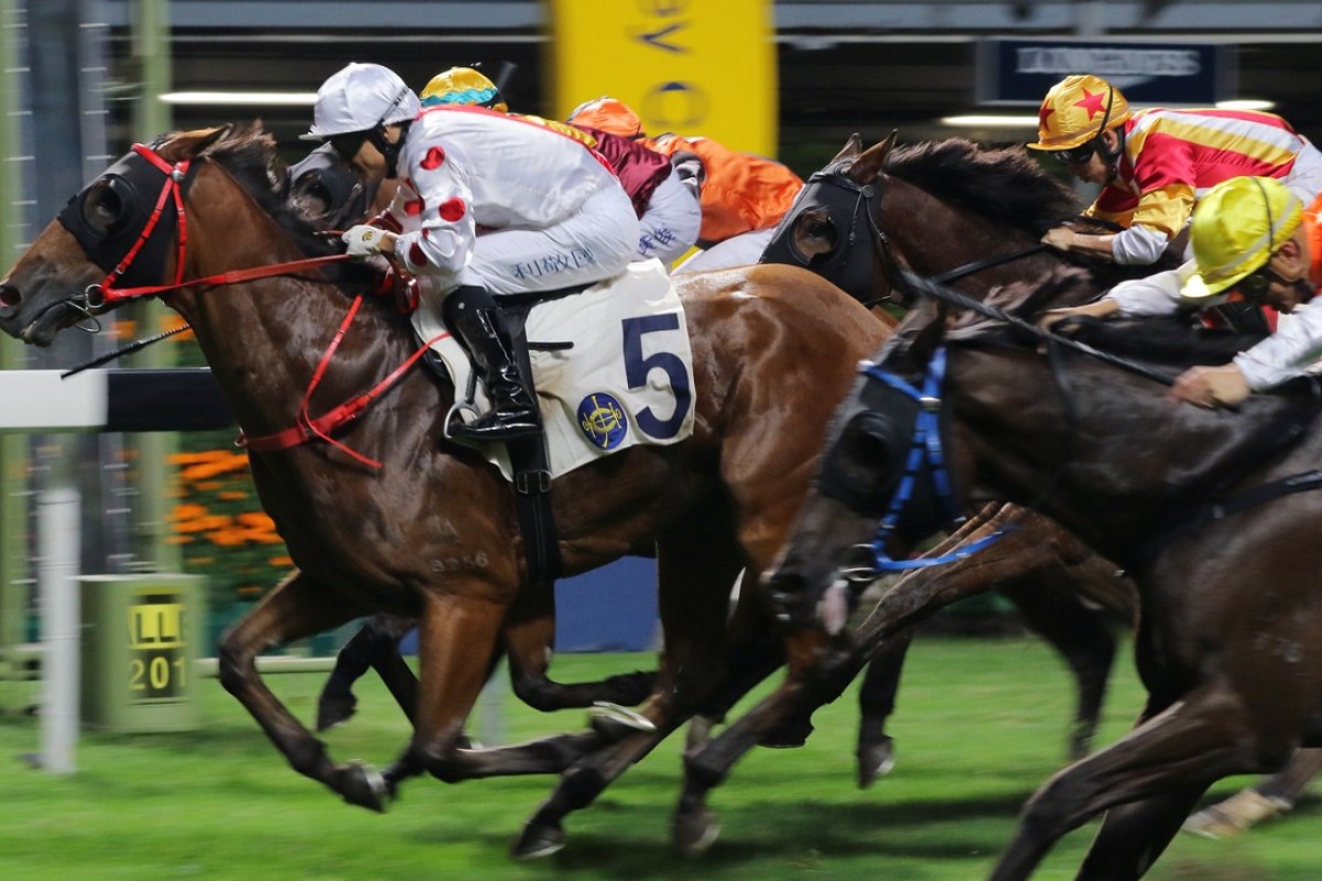 Grant van Niekerk drives home outsider Looking Good to a surprise win at Happy Valley on Wednesday night. Photos: Kenneth Chan