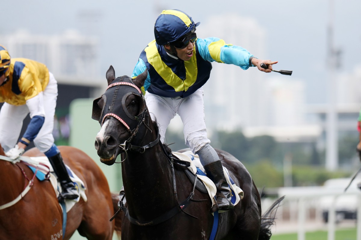 Matthew Poon salutes the crowd as he crosses the line on Jolly Banner. Photos: Kenneth Chan